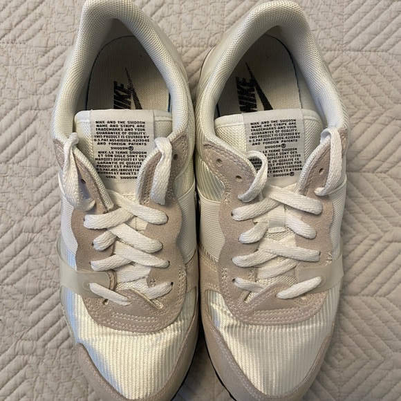 Nike Tennis Shoes - Picture 5 of 10